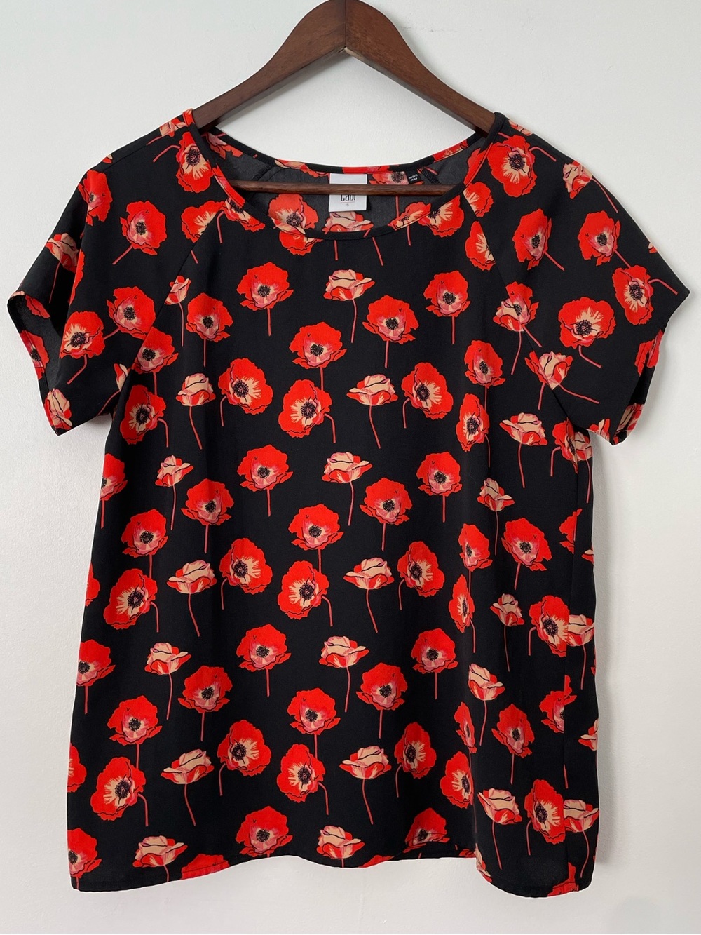 CAbi Black Red Poppy Floral Blouse Short Sleeve Pleated Back Top Small Artsy